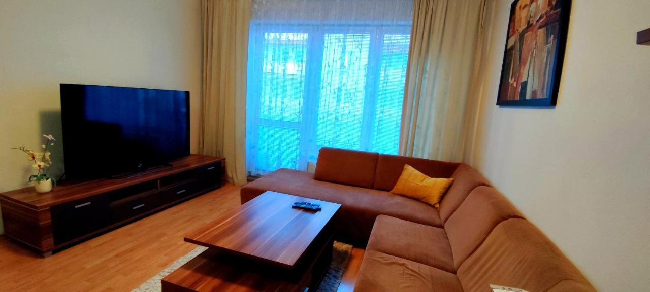 2 Izbovy Byt 60M2 V Centre Na Bakossovej, 24H Self Checkin Apartment Banská Bystrica Exterior photo